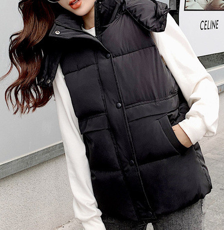 Moteriška liemenė su gobtuvu, kišenėmis ir dydžiais iki 3XL