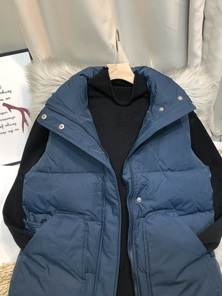 Nööpide ja kõrge kraega naiste vest