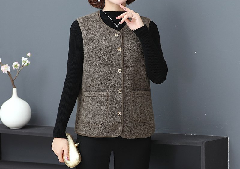 Naiste nööpide ja taskutega sulevest – suur suurus