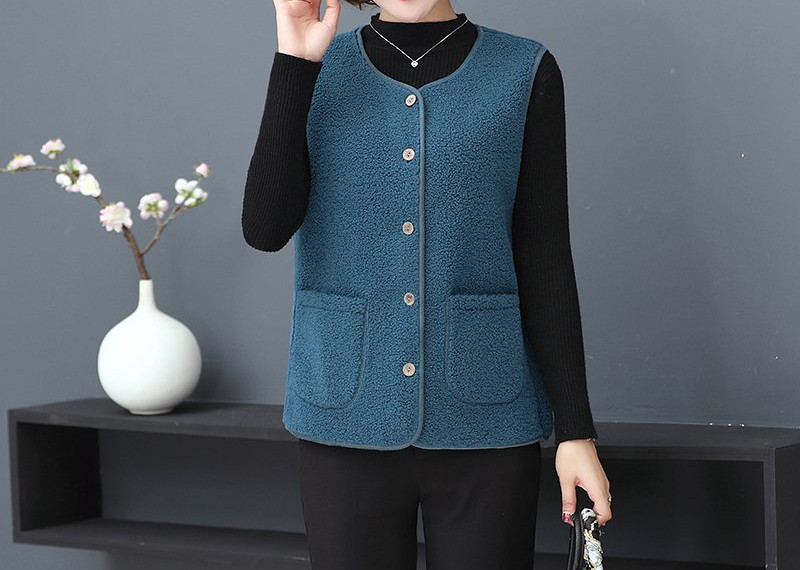 Naiste nööpide ja taskutega sulevest – suur suurus