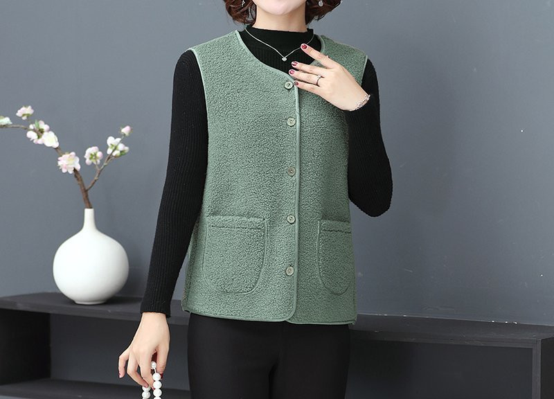 Naiste nööpide ja taskutega sulevest – suur suurus