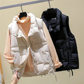 Įprastas moteriškas liemenės modelis su kaklaraiščiais ir sagomis