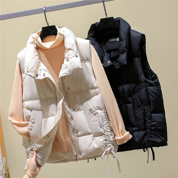 Įprastas moteriškas liemenės modelis su kaklaraiščiais ir sagomis