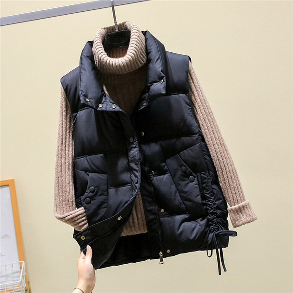 Įprastas moteriškas liemenės modelis su kaklaraiščiais ir sagomis