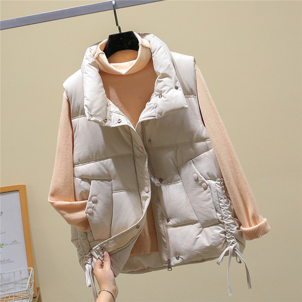 Įprastas moteriškas liemenės modelis su kaklaraiščiais ir sagomis