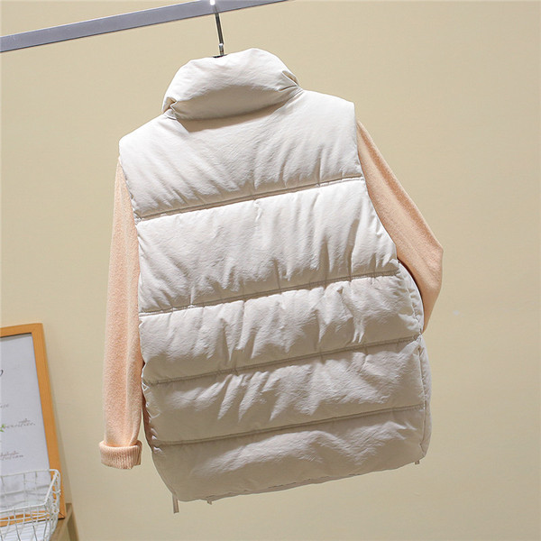 Įprastas moteriškas liemenės modelis su kaklaraiščiais ir sagomis