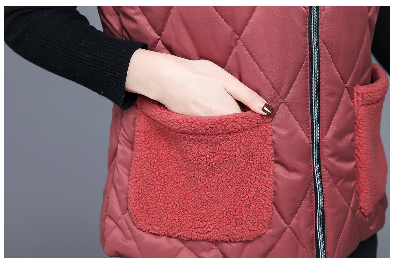 Moteriška rudens-žiemos liemenė su šiltu pamušalu ir užtrauktuku