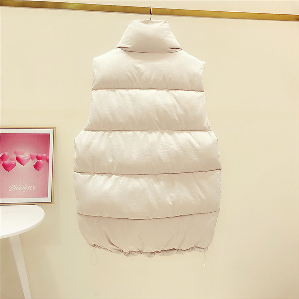 Široki model ženskog zimskog prsluka sa džepovima