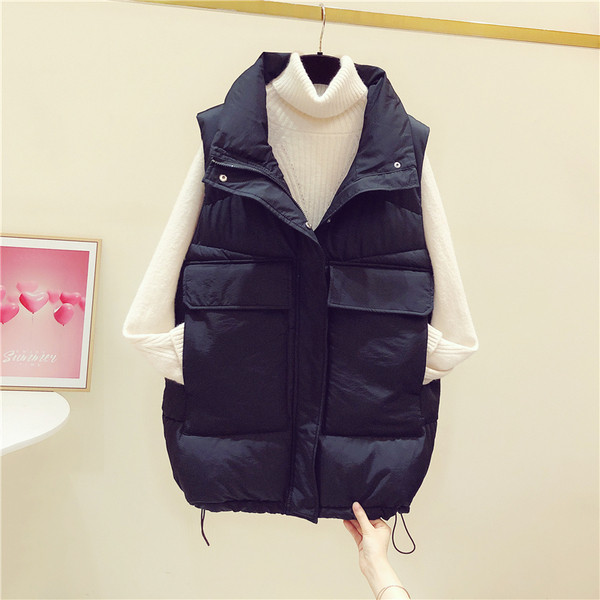 Široki model ženskog zimskog prsluka sa džepovima