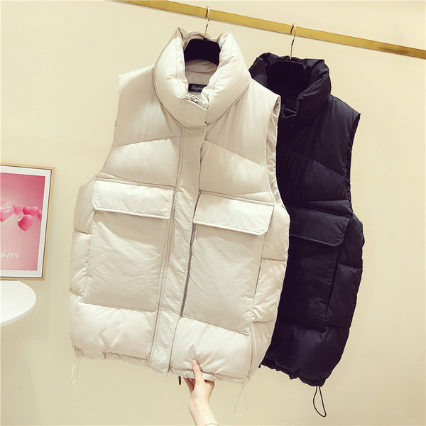 Široki model ženskog zimskog prsluka sa džepovima