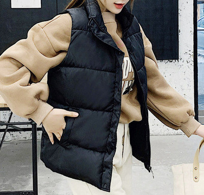 Sportsko-casual ženski prsluk s kapuljačom i gumbima