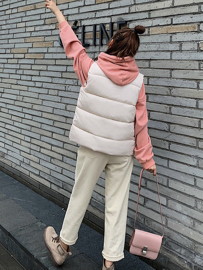 Sportsko-casual ženski prsluk s kapuljačom i gumbima