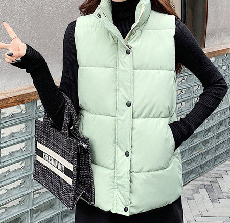 Sportsko-casual ženski prsluk s kapuljačom i gumbima