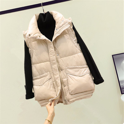 Naiste kõrge krae ja nööpidega vest