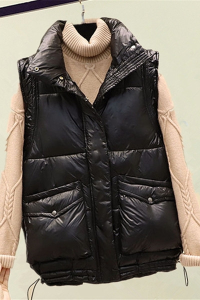 Naiste kõrge krae ja nööpidega vest