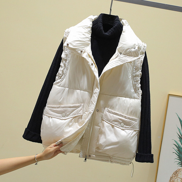 Naiste kõrge krae ja nööpidega vest