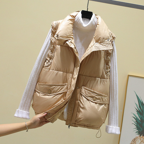 Naiste kõrge krae ja nööpidega vest