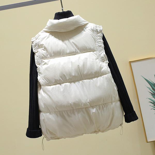 Naiste kõrge krae ja nööpidega vest