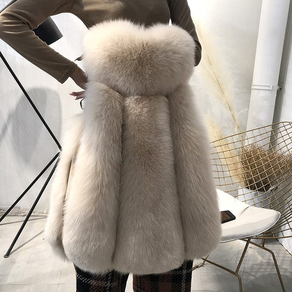 Moteriška pūkinė liemenė standartinio ilgio ir V formos apykakle