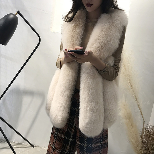 Moteriška pūkinė liemenė standartinio ilgio ir V formos apykakle