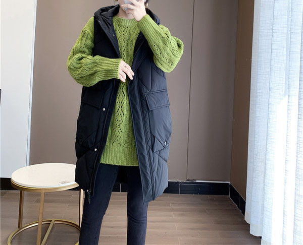 Dugi ženski prsluk s kapuljačom i gumbima