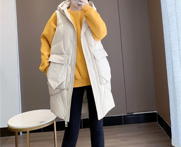 Dugi ženski prsluk s kapuljačom i gumbima