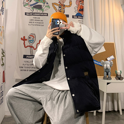 Naiste lai nööpide ja kõrge kraega vest