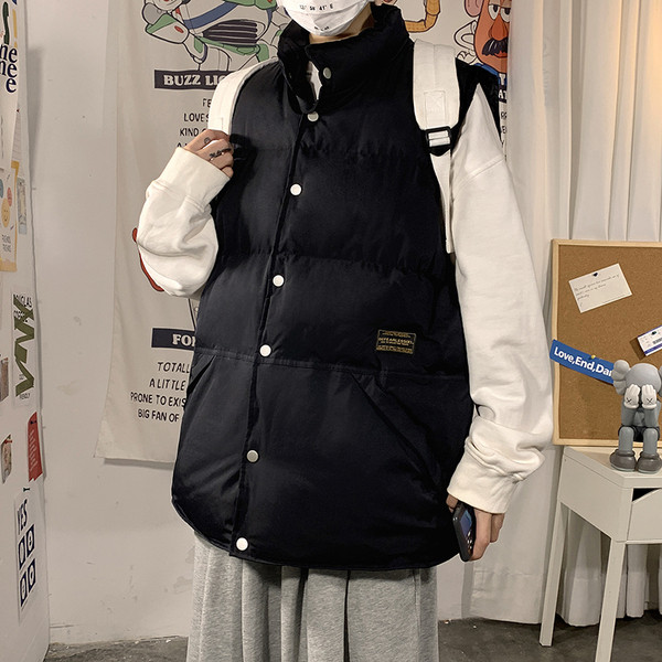 Naiste lai nööpide ja kõrge kraega vest