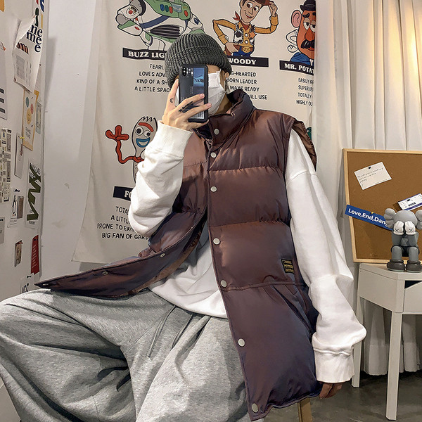 Naiste lai nööpide ja kõrge kraega vest