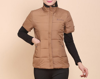 Naujas moteriškos vilnos liemenės modelis su aukšta polo apykakle