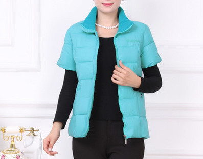 Naujas moteriškos vilnos liemenės modelis su aukšta polo apykakle