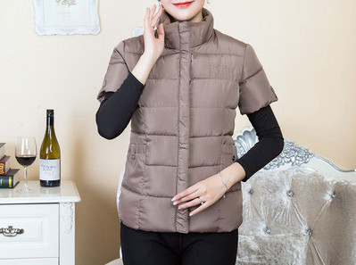 Naujas moteriškos vilnos liemenės modelis su aukšta polo apykakle