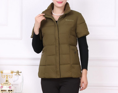 Naujas moteriškos vilnos liemenės modelis su aukšta polo apykakle