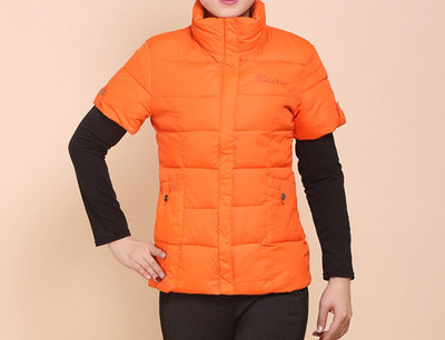 Naujas moteriškos vilnos liemenės modelis su aukšta polo apykakle