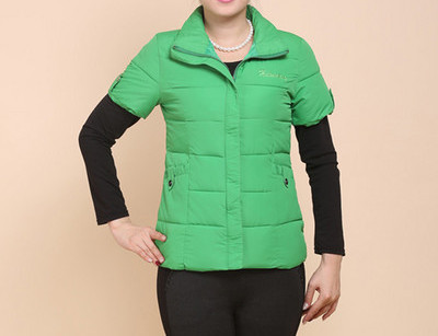 Naujas moteriškos vilnos liemenės modelis su aukšta polo apykakle