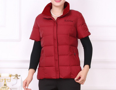 Naujas moteriškos vilnos liemenės modelis su aukšta polo apykakle