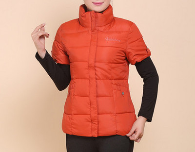 Naujas moteriškos vilnos liemenės modelis su aukšta polo apykakle