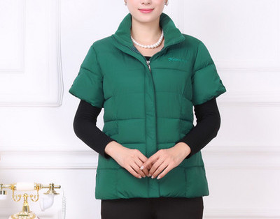 Naujas moteriškos vilnos liemenės modelis su aukšta polo apykakle