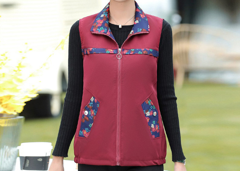 Naiste vest klassikalise krae ja taskuga – värvitrükiga