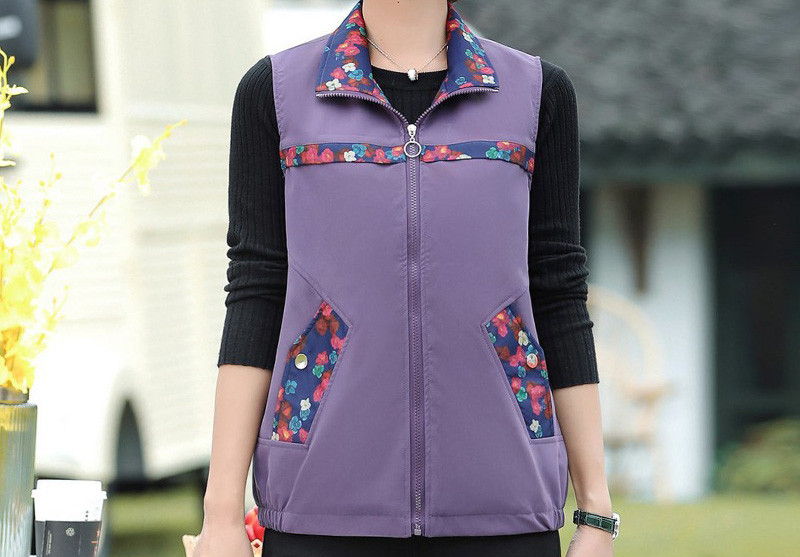 Naiste vest klassikalise krae ja taskuga – värvitrükiga