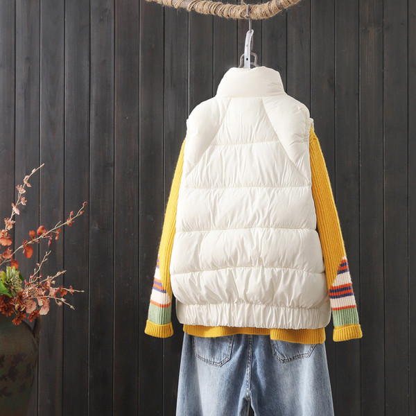 Moteriška žieminė liemenė aukšta apykakle ir sagomis