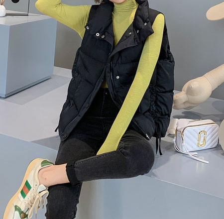 Novi model širokog ženskog prsluka sa visokom kragnom i vezicama