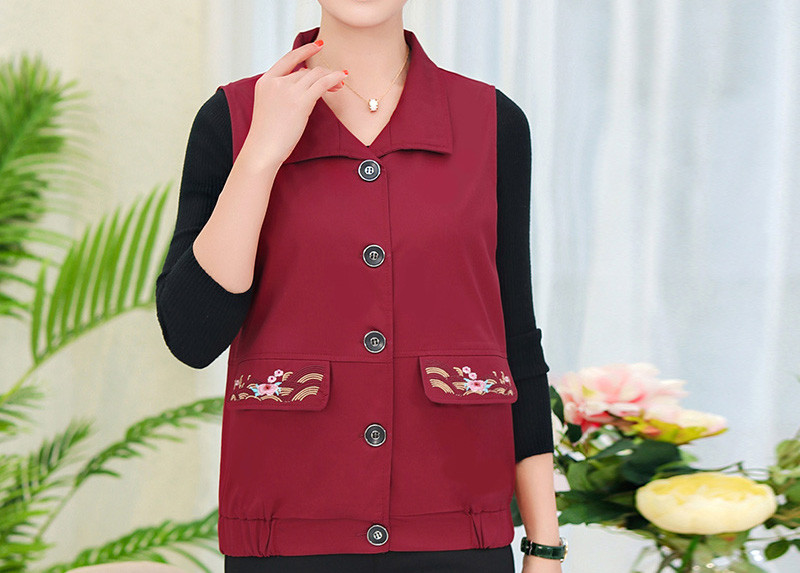 Moteriška liemenė su sagomis ir klasikine apykakle