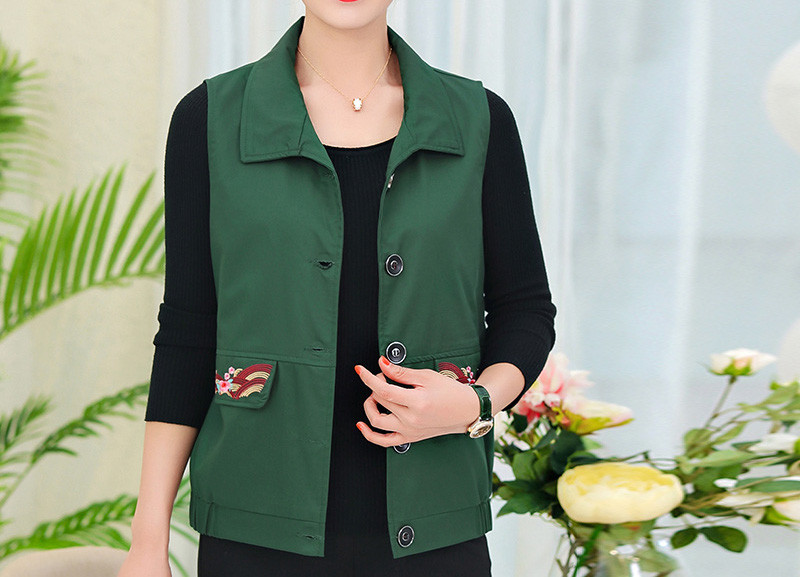 Moteriška liemenė su sagomis ir klasikine apykakle