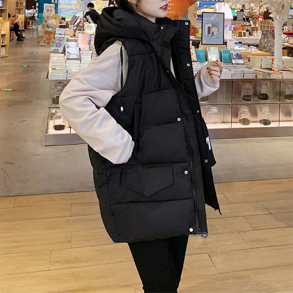 Naiste kapuutsiga ja keskmise pikkusega vest