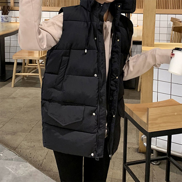 Naiste kapuutsiga ja keskmise pikkusega vest