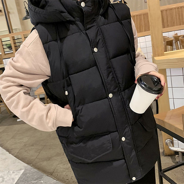 Naiste kapuutsiga ja keskmise pikkusega vest