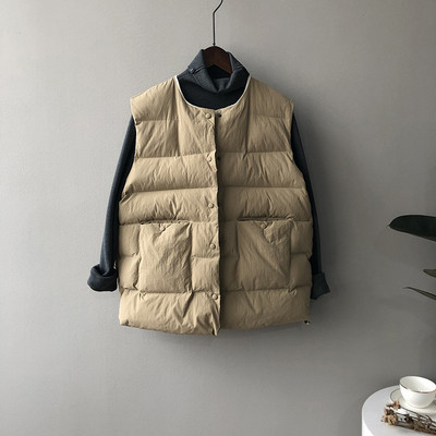 Ležeran ženski prsluk s okruglim izrezom i gumbima