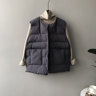 Ležeran ženski prsluk s okruglim izrezom i gumbima