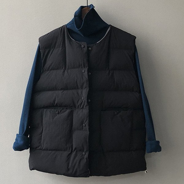 Ležeran ženski prsluk s okruglim izrezom i gumbima